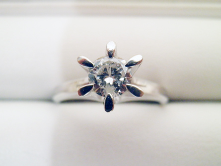 結婚指輪と重ね付けができて素敵なリングで嬉しいー！