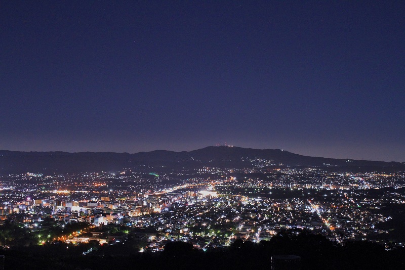 神戸の夜景を見ながらプロポーズできる若草山