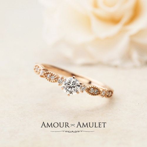 カジュアルなデザインの婚約指輪アムールアミュレットソレイユ