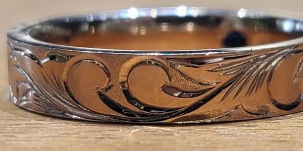 ハワイアンジュエリーの結婚指輪で人気のスクロールの彫り