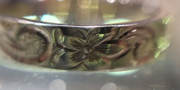 ハワイアンジュエリーの結婚指輪で人気のプルメリアの彫り